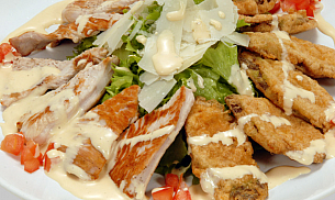 Salata cu piept de curcan la gratar, dovlecei pane, parmesan si dressing de iaurt